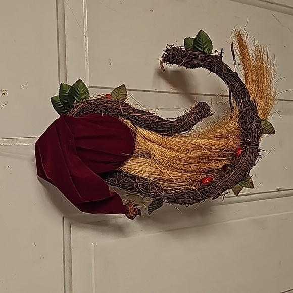 Santa Crescent Moon Shaped Wreath - Picture 4 of 4